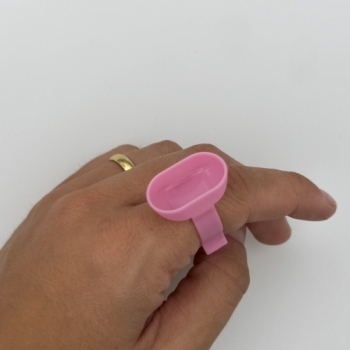 rosa Ring für die Liftinglotionen am Finger